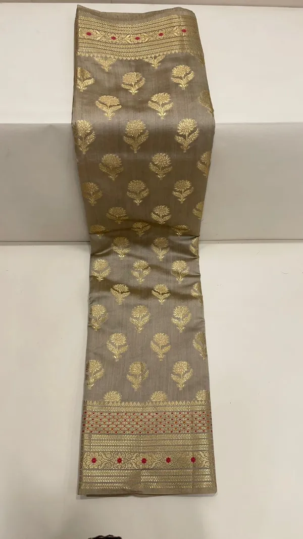 Humairah_Pure_Handwoven_Grey_Chiniya_Silk_Gold_Floral_Zari_Booti_with_Minakari_Zari_Border_Banarasi_Saree_with_Grey_Blouse_Piece