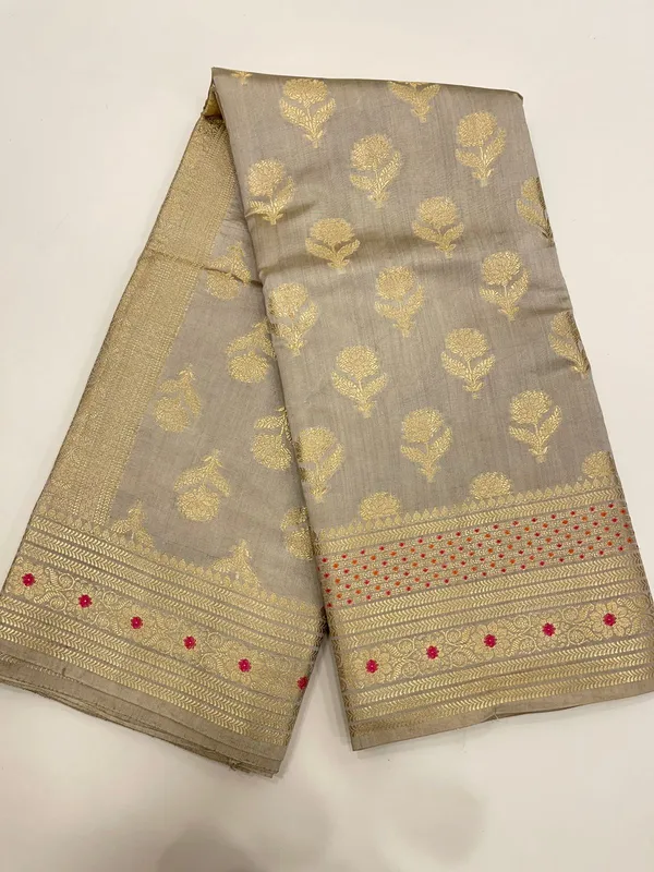 Humairah_Pure_Handwoven_Grey_Chiniya_Silk_Gold_Floral_Zari_Booti_with_Minakari_Zari_Border_Banarasi_Saree_with_Grey_Blouse_Piece