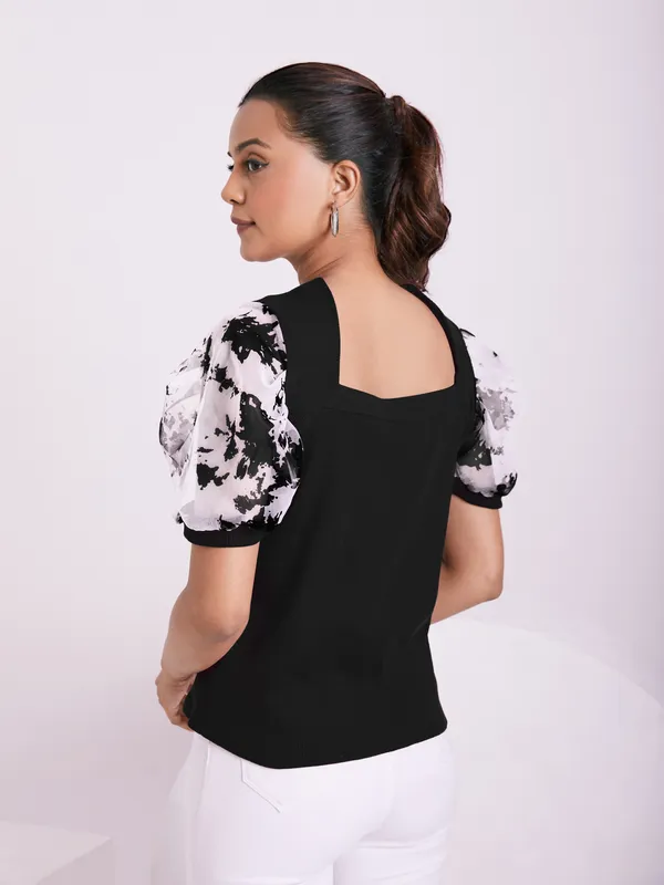 Classic_V-neck_and_puff_sleeve_design_Knitted_Top