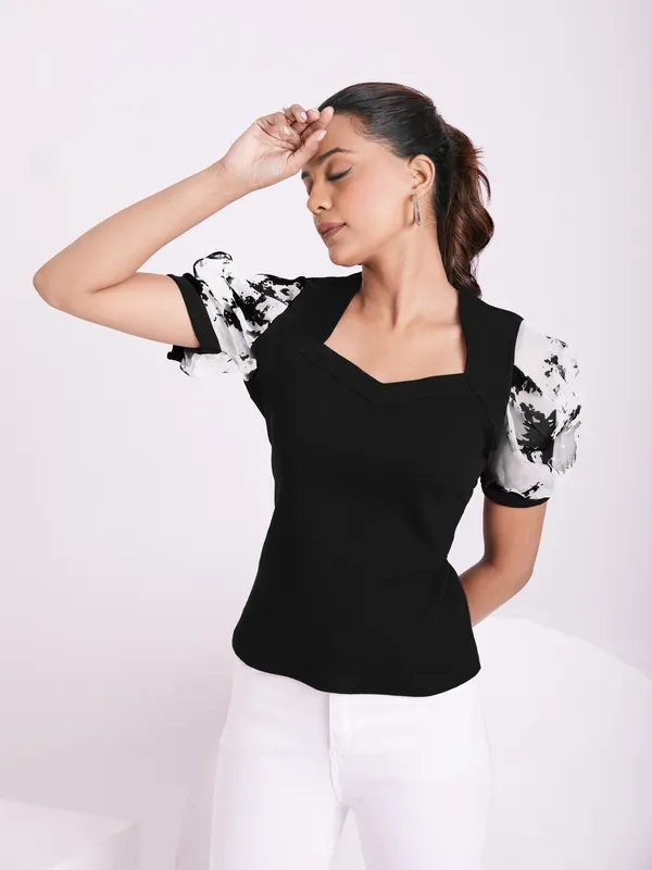 Classic_V-neck_and_puff_sleeve_design_Knitted_Top