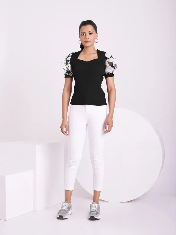 Classic_V-neck_and_puff_sleeve_design_Knitted_Top