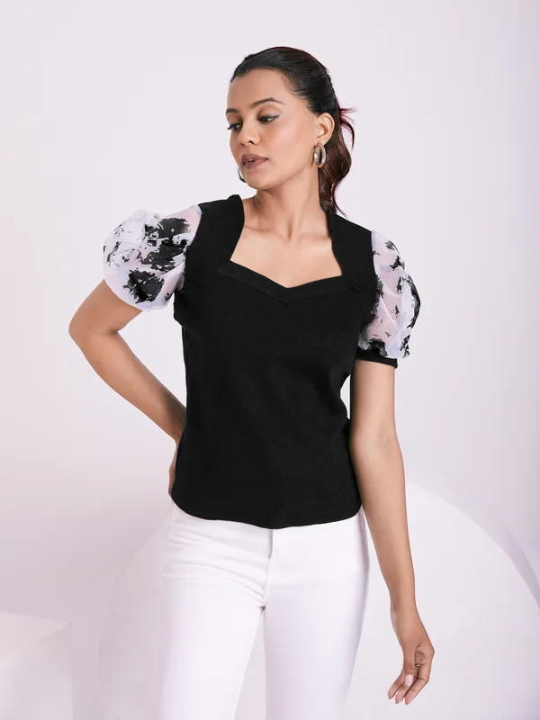 Classic_V-neck_and_puff_sleeve_design_Knitted_Top