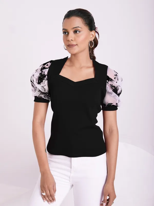 Classic_V-neck_and_puff_sleeve_design_Knitted_Top