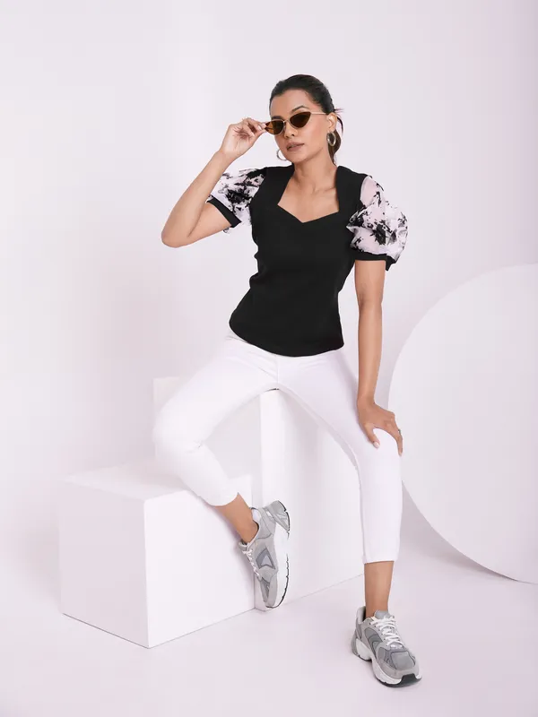 Classic_V-neck_and_puff_sleeve_design_Knitted_Top