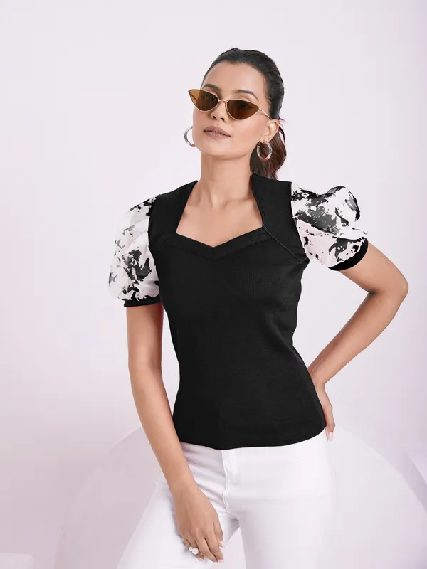 Classic_V-neck_and_puff_sleeve_design_Knitted_Top