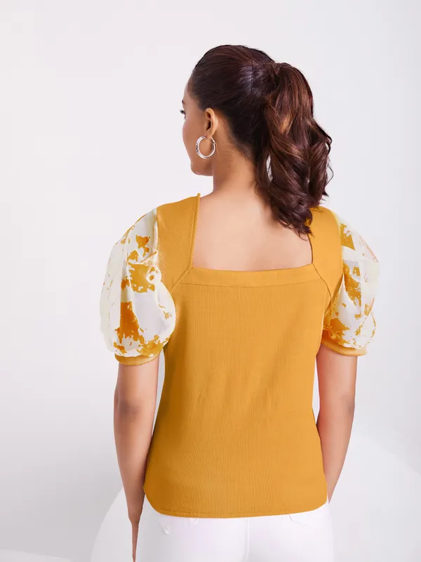 Classic_V-neck_and_puff_sleeve_design_Knitted_Top