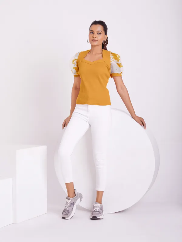 Classic_V-neck_and_puff_sleeve_design_Knitted_Top