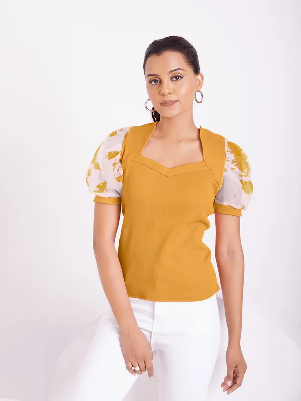 Classic_V-neck_and_puff_sleeve_design_Knitted_Top