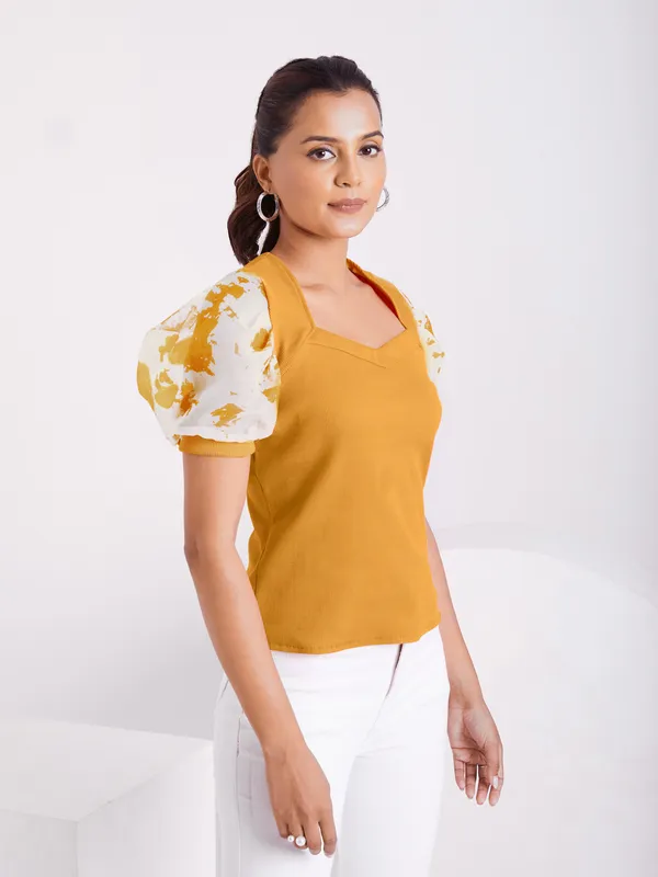 Classic_V-neck_and_puff_sleeve_design_Knitted_Top