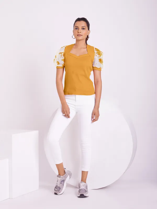 Classic_V-neck_and_puff_sleeve_design_Knitted_Top