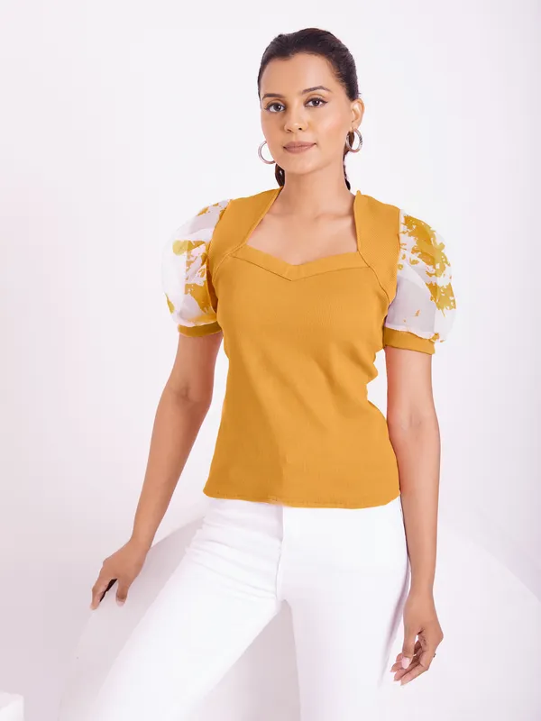 Classic_V-neck_and_puff_sleeve_design_Knitted_Top