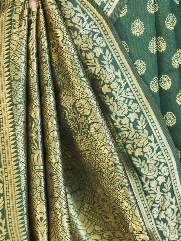 Scintilla_Green_Soft_Silk_Saree_With_Petrichor_Blouse_Piece
