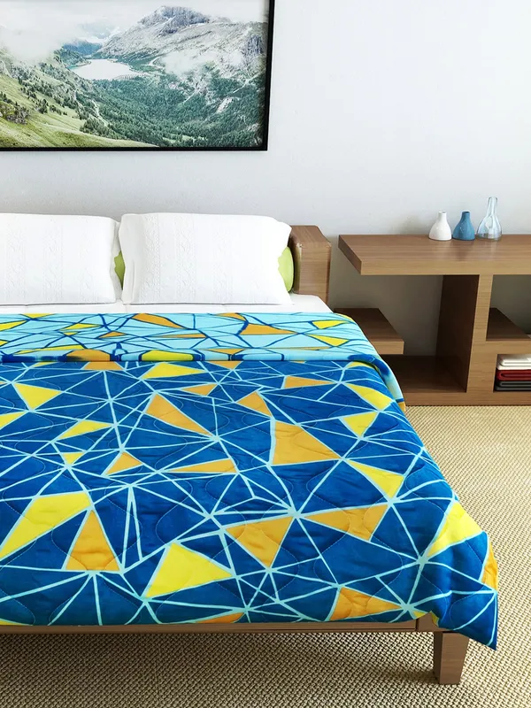 Geometric_Double_Comforter_for_Heavy_Winter_(Polyester,_Blue_&_Orange)