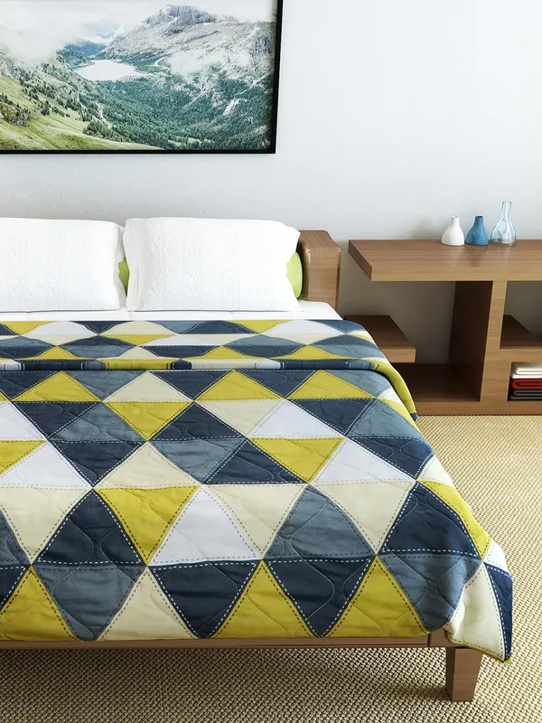 Geometric_Double_Comforter_for_Heavy_Winter_(Polyester,_Yellow_&_Grey)
