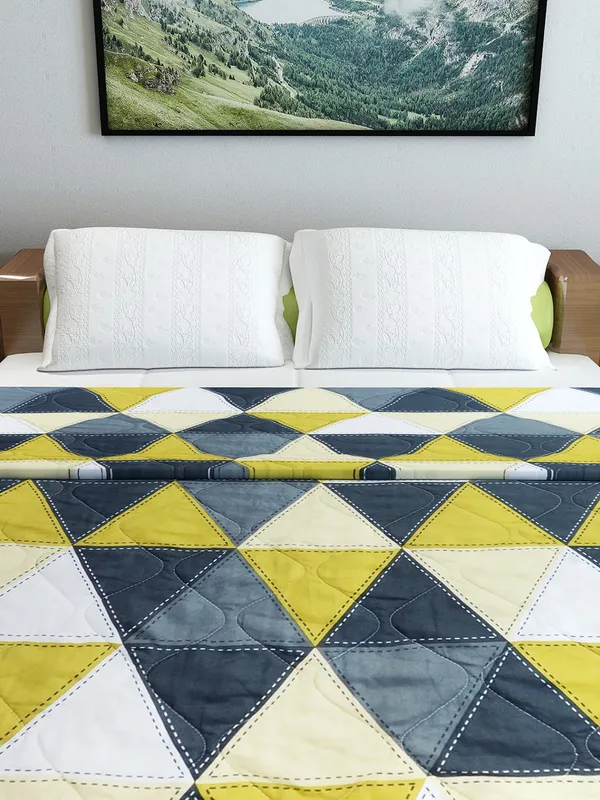 Geometric_Double_Comforter_for_Heavy_Winter_(Polyester,_Yellow_&_Grey)
