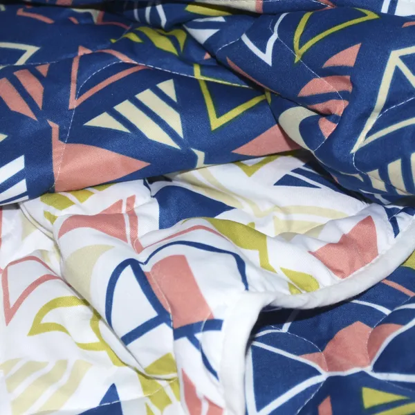 Geometric_Single_Comforter_for_Mild_Winter_(Polyester,_Blue_&_Peach)