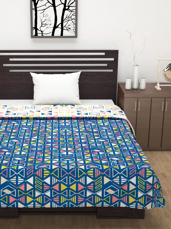 Geometric_Double_Dohar_for_AC_Room_(Polyester,_Blue_and_Peach)