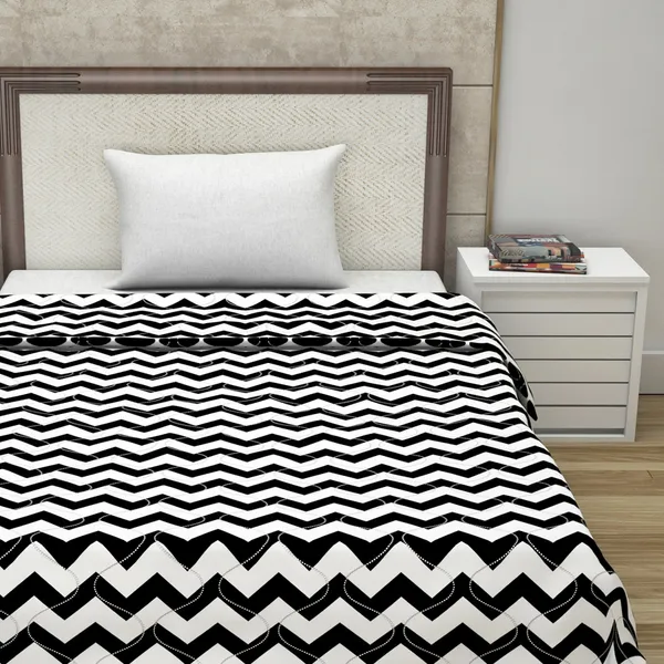 Abstract_Single_Comforter_for_Mild_Winter_(Polyester,_Black,_White)