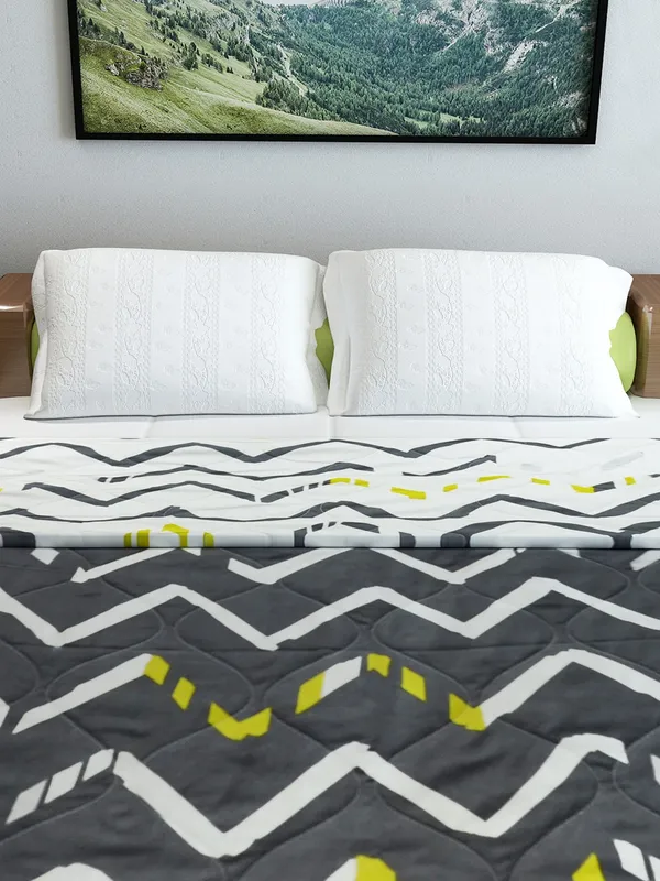 Abstract_Double_Comforter_for_Heavy_Winter_(Polyester,_Grey_&_White)