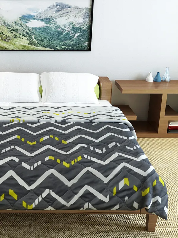 Abstract_Double_Comforter_for_Heavy_Winter_(Polyester,_Grey_&_White)