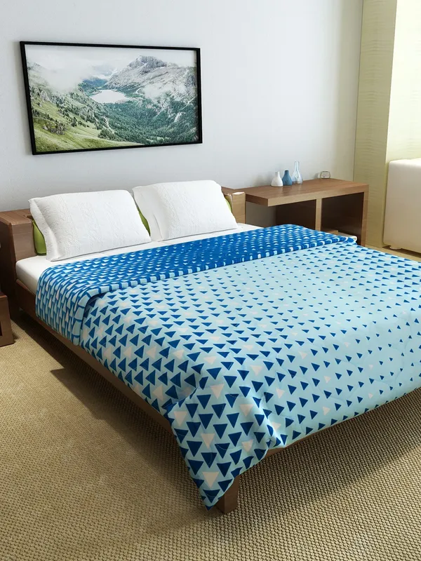 Geometric_Double_Comforter_for_Heavy_Winter_(Polyester,_Blue_&_Dark_Blue)