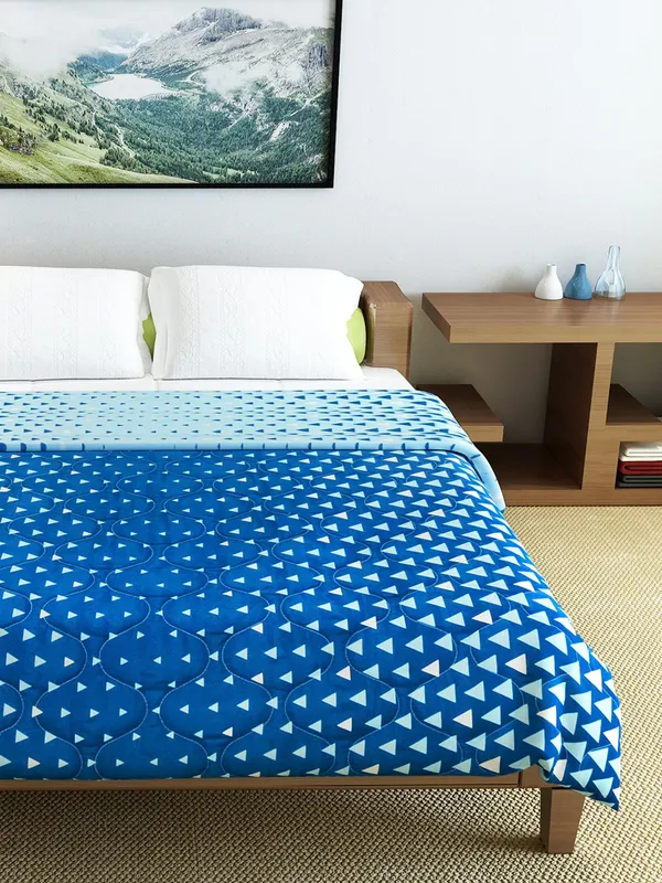 Geometric_Double_Comforter_for_Heavy_Winter_(Polyester,_Blue_&_Dark_Blue)
