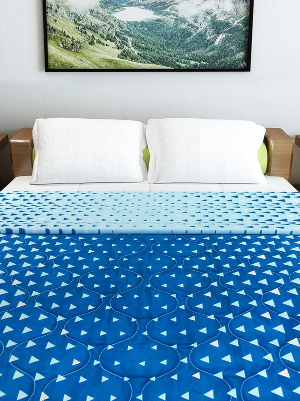 Geometric_Double_Comforter_for_Heavy_Winter_(Polyester,_Blue_&_Dark_Blue)
