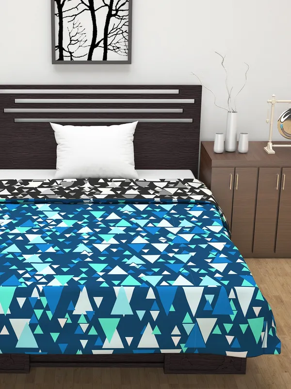 Geometric_Single_Dohar_for_AC_Room_(Polyester,_Dark_Grey_and_Blue)