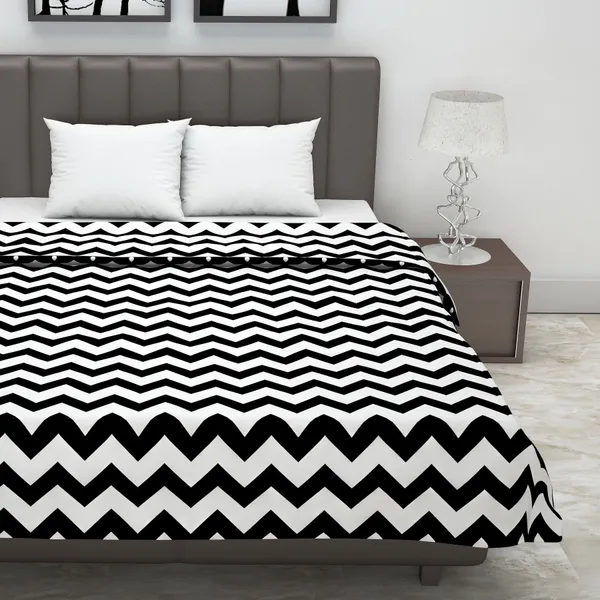 Abstract_Single_Dohar_for_AC_Room_(Polyester,_Black_and_White)