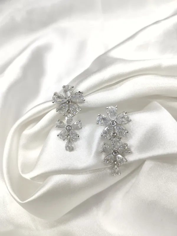 Lara_white_colour_american_diamond_pair_earring
