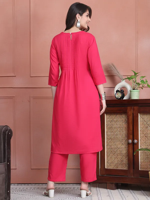 Magenta_Cotton_Solid_Casual_Kurta_Sets_For_Women