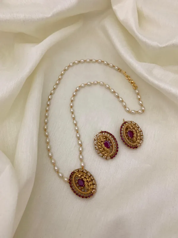 Exclusive_Leaf_Pendant_with_Pearl_Mala_set