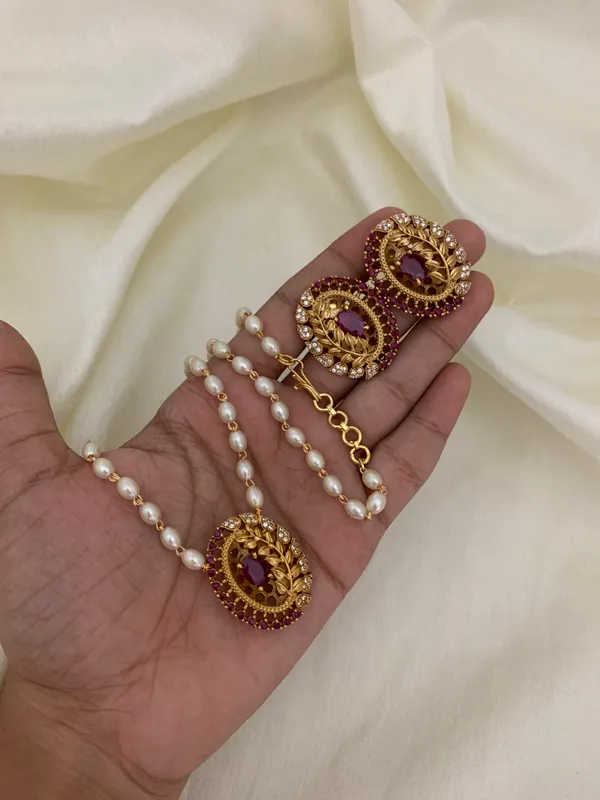 Exclusive_Leaf_Pendant_with_Pearl_Mala_set