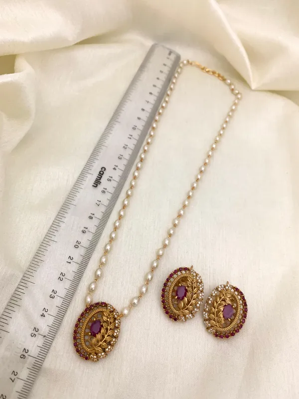 Exclusive_Leaf_Pendant_with_Pearl_Mala_set