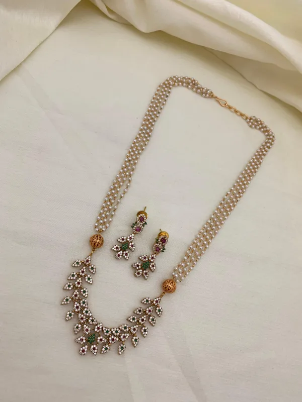 Ethnic_Matte_finish_AD_Leaf_Pendant_with_Pearl_Chain_set