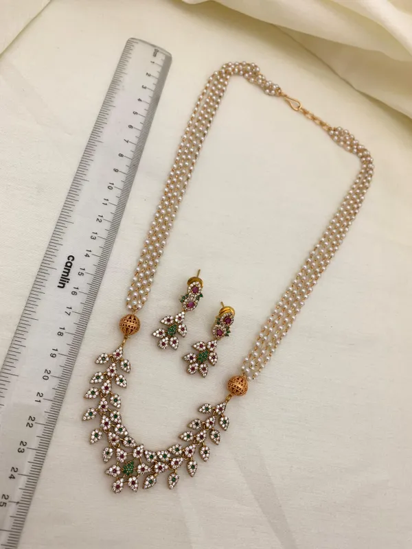 Ethnic_Matte_finish_AD_Leaf_Pendant_with_Pearl_Chain_set