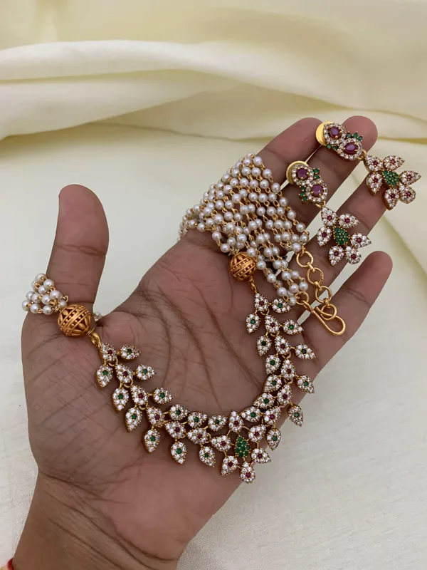 Ethnic_Matte_finish_AD_Leaf_Pendant_with_Pearl_Chain_set