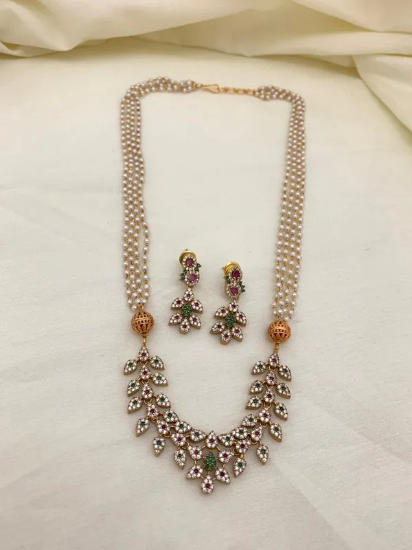 Ethnic_Matte_finish_AD_Leaf_Pendant_with_Pearl_Chain_set