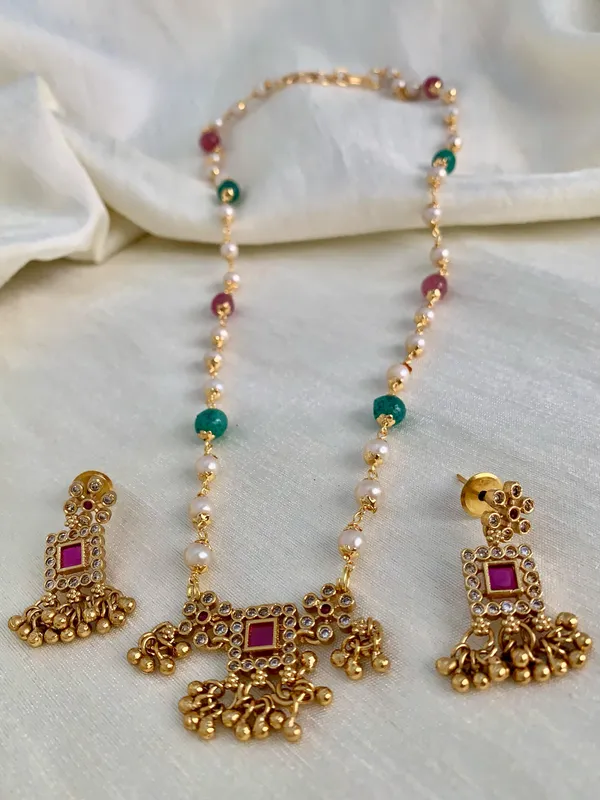 SHARVI_GEMS_&_PEARL_PENDENT_SET