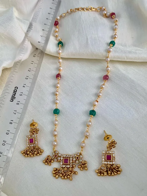 SHARVI_GEMS_&_PEARL_PENDENT_SET