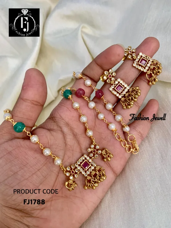 SHARVI_GEMS_&_PEARL_PENDENT_SET
