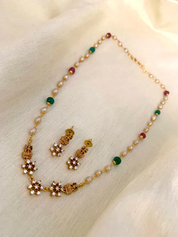 LAKSHMI_GEMSTONE_BEADED_PENDENT_SET