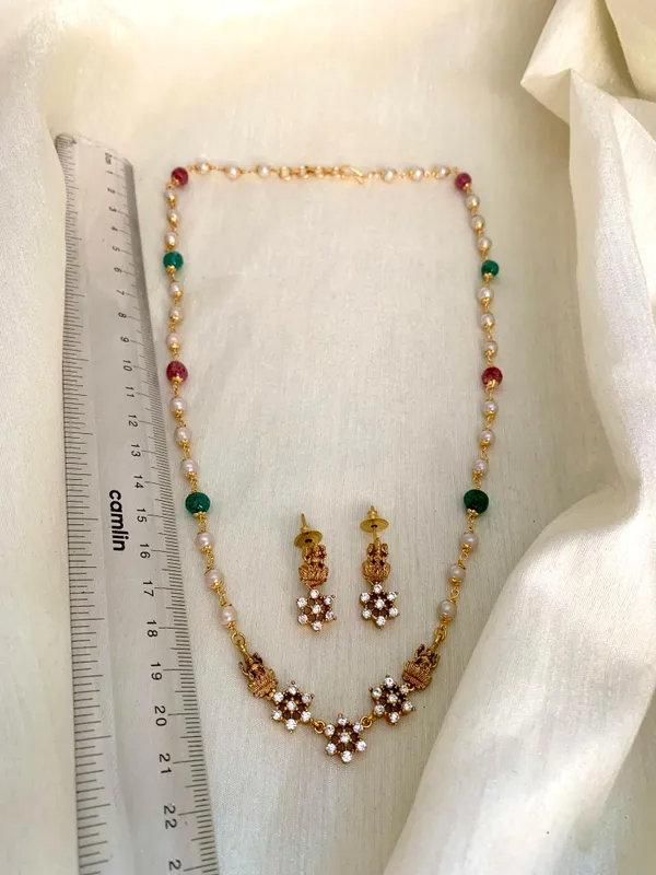 LAKSHMI_GEMSTONE_BEADED_PENDENT_SET