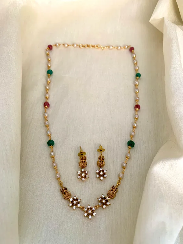 LAKSHMI_GEMSTONE_BEADED_PENDENT_SET