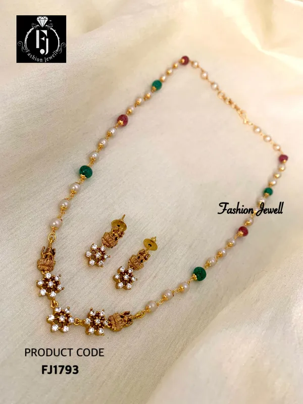 LAKSHMI_GEMSTONE_BEADED_PENDENT_SET