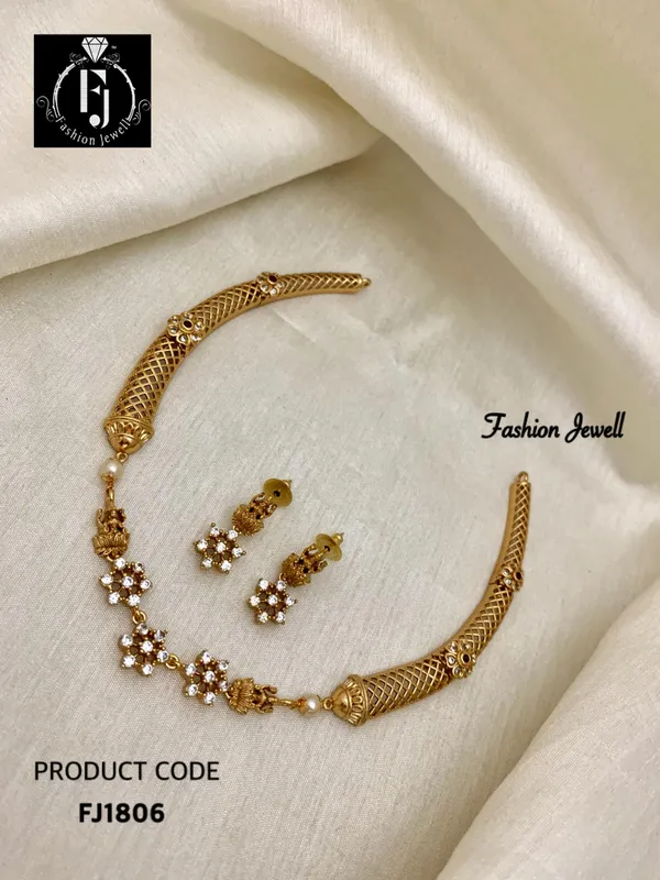 TEMPLE_DESIGN_HASLI_NECKLACE_SET