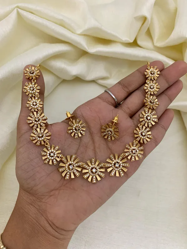 SUNSHINE_FLORAL_NECKLACE_SET