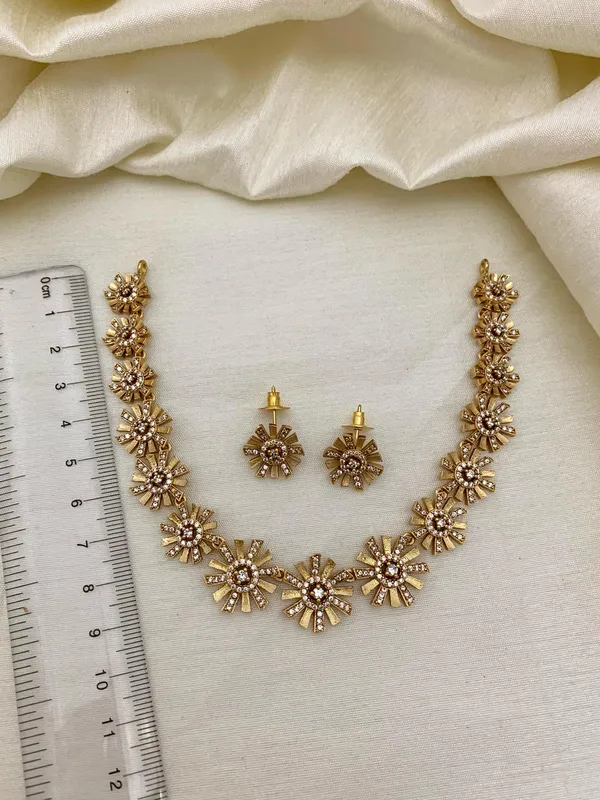 SUNSHINE_FLORAL_NECKLACE_SET