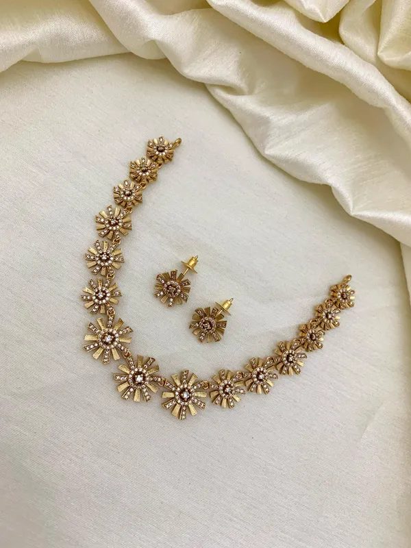 SUNSHINE_FLORAL_NECKLACE_SET