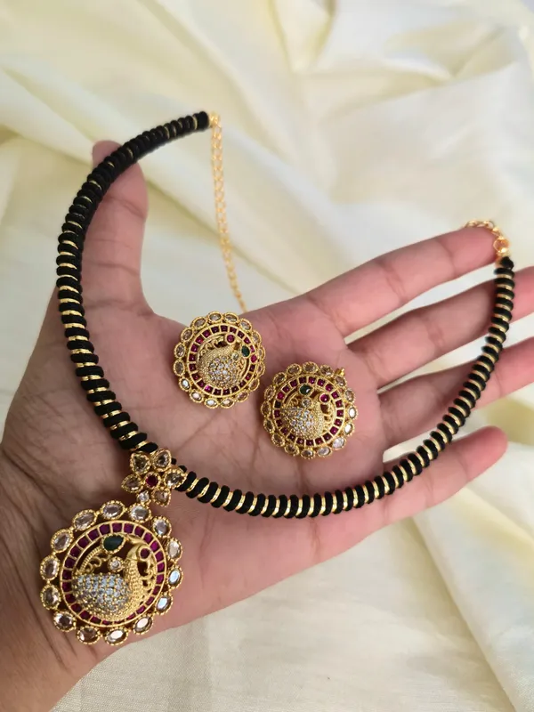 GEETA__BLACK_HASLI_NECKLACE_SET